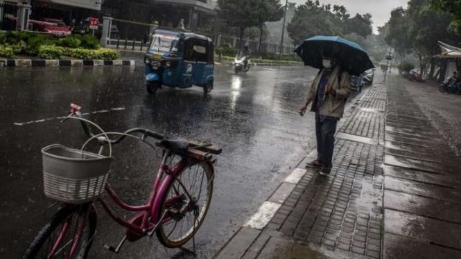 Potensi Hujan, Kilat, dan Angin Kencang di Jakarta dari Siang hingga Sore