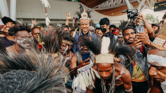 Kegiatan Kampanye Pertama di Merauke Papua, Ganjar Mendapatkan Noken dan Dihibur dengan Tarian Asmat