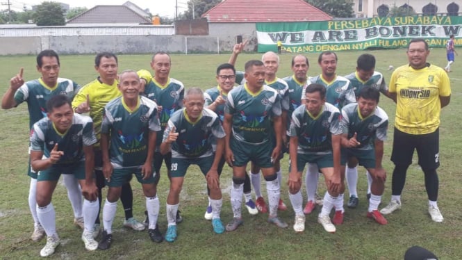 Lesatan Gol Cak Imin saat Bermain Sepakbola bersama Pemain Eks Persebaya