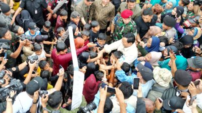 Prabowo Senang Bermain Air Bersama Anak-Anak Saat Meresmikan 9 Titik Air di Sukabumi