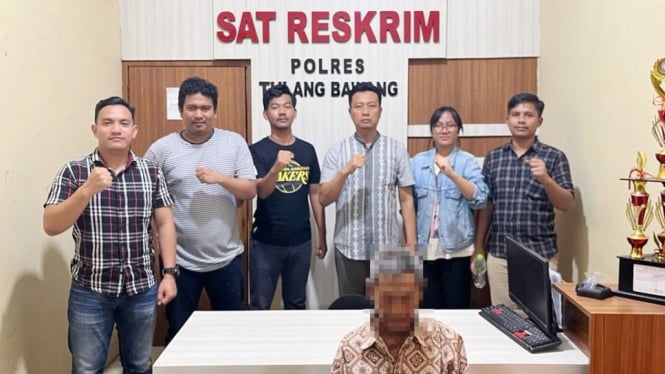 Tersangka Kakek ditangkap polisi karena diduga melakukan pelecehan seksual terhadap anak tetangga di Lampung