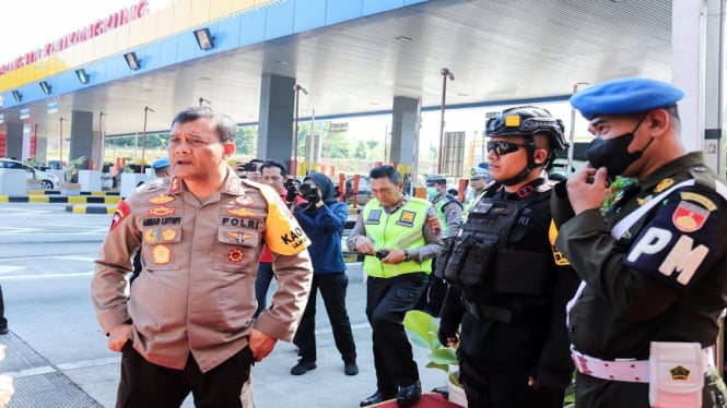 Arus Kendaraan Menuju Tol Kalikangkung Terpantau Ramai Lancar Jelang H-2 Natal