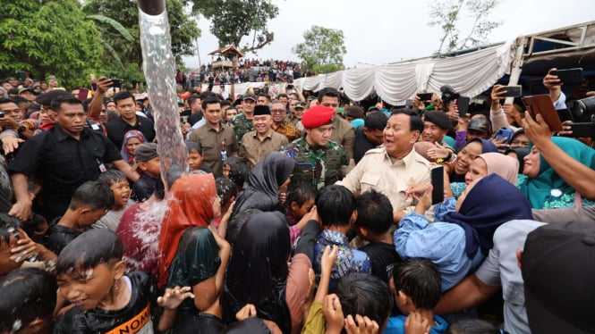 Prabowo Berganti Heli Tiga Kali Untuk Temui Warga dan Resmikan Sumber Air di Sukabumi