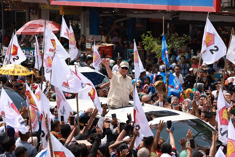 Warga Pasar Padang Diberi Kaos oleh Prabowo, Berdoa untuk Calon Presiden 2024