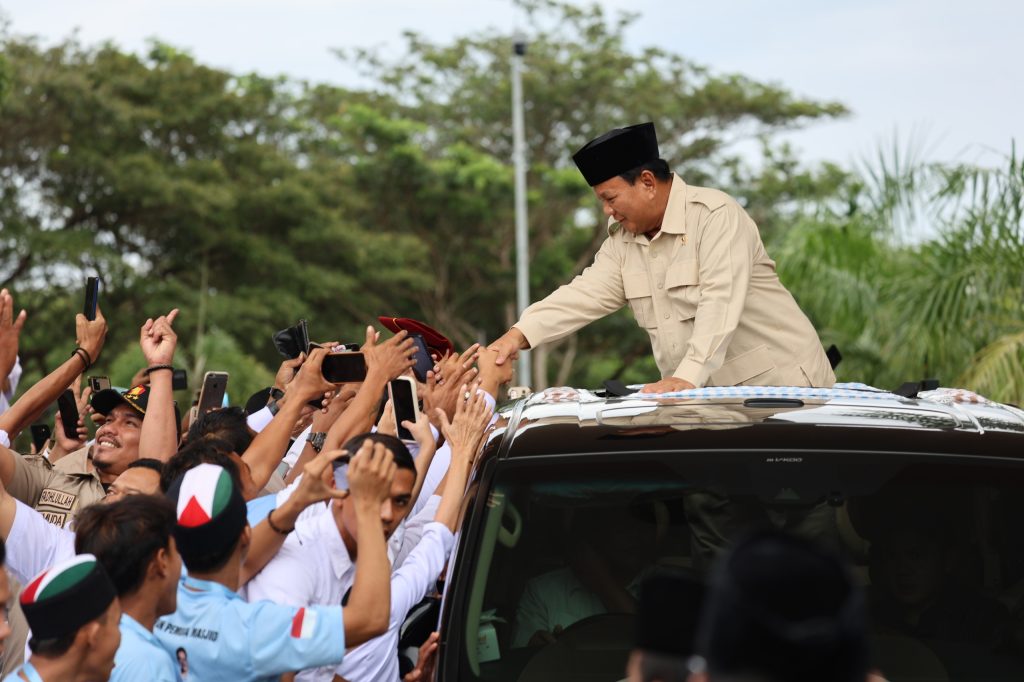 Prabowo Bertemu dan Ngopi Bersama Warga dan Relawan di Kedai Kopi Aceh: Sungguh Mengagumkan!