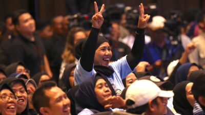 Prabowo Terharu dengan Antusiasme Emak-Emak Relawan di Bandung yang Jabat Erat Tangannya