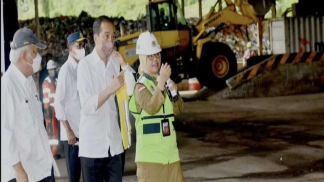 Jokowi Memeriksa Proses Penanganan Sampah di Tempat Pemrosesan Akhir (TPA) Cilacap