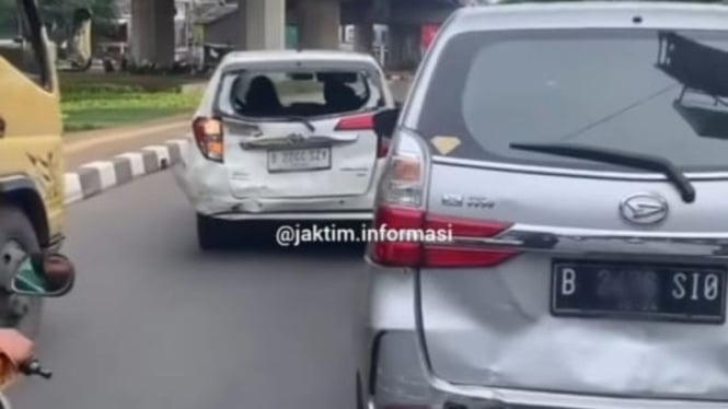 Viral Kejadian Mobil Penyok di Cipinang yang Diduga Akibat Saling Senggol dan Berujung Kejar-kejaran