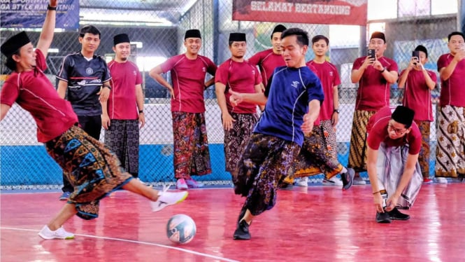 Gibran Rakabuming Raka dan Gus menemani Futsal Sarungan bersama Samsul di Jawa