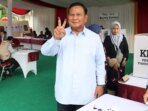 Prabowo Subianto Nyoblos di TPS 033 Bojong Koneng, Pose Salam Dua Jari