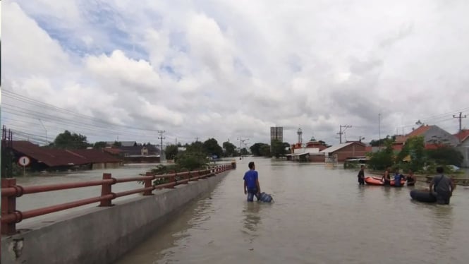 Tanggul Sungai Jebol, Jalur Pantura Demak-Kudus Terputus dan Arus Lalu Lintas Dialihkan