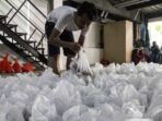 Daging Kurban di Depok Tidak Boleh Dibungkus dengan Plastik