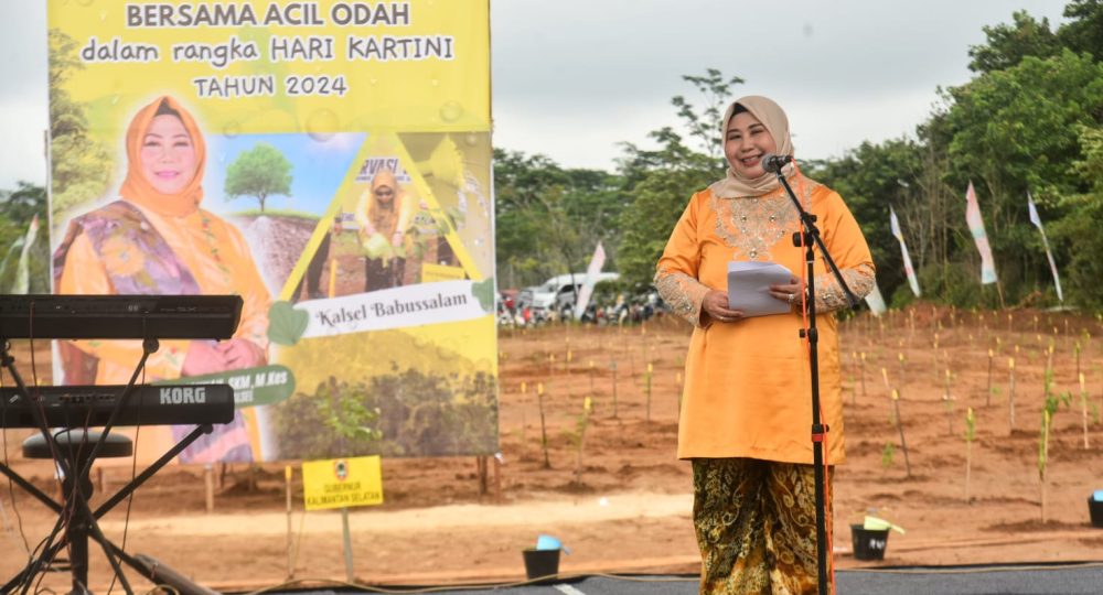 Acil Odah Mengirim Pesan Penuh Semangat untuk Perempuan Banjar saat Penanaman Pohon: Harmoni Hijau