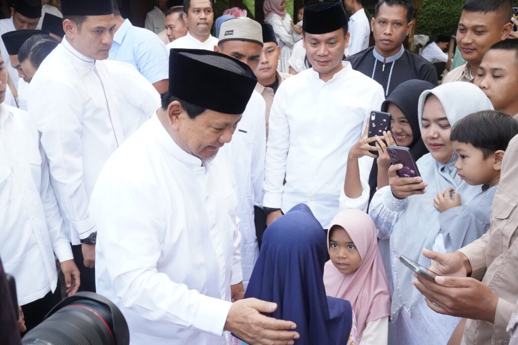 Iduladha 1445 H, Prabowo Subianto Sapa Warga di Hambalang Bogor