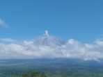 Pada Selasa Pagi, Gunung Semeru Erupsi Tiga Kali dengan Visual Letusan yang Tertutup Kabut