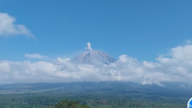 Pada Selasa Pagi, Gunung Semeru Erupsi Tiga Kali dengan Visual Letusan yang Tertutup Kabut