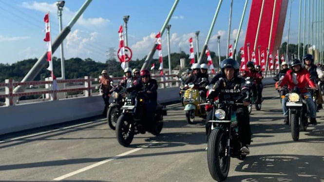 Jokowi Mengecek Jalan Tol IKN dengan Naik Motor dan Puji Kinerja Pak Basuki yang Cepat