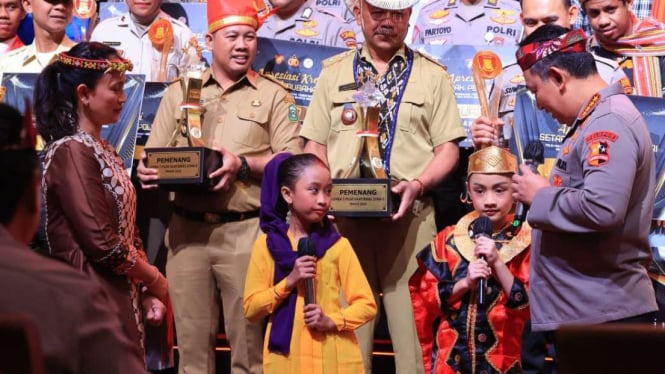 Kapolri dan Istri Sapa 2 Anak Pemenang Lomba Cerpen, Sampaikan Pesan Penting kepada Masyarakat.