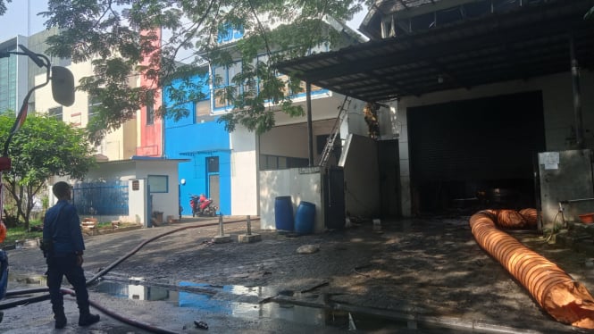 Ledakan Terdengar dan Tembok Runtuh saat Pabrik Oli dan Ban Terbakar Hebat di Tangerang Selatan