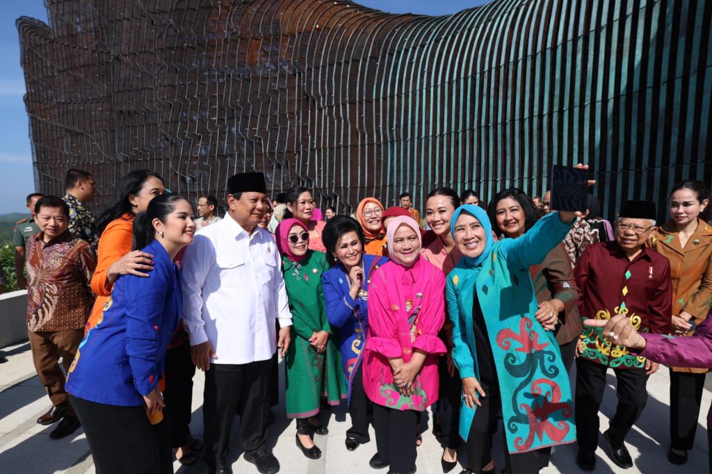 Fun Moment: Prabowo Subianto Takes a Selfie with Iriana and Mothers at IKN