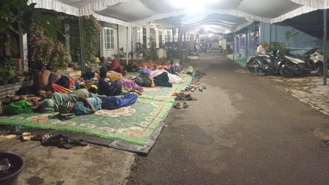6779d4413550c-demi-dekat-dengan-lokasi-acara-jemaah-haul-rela-tidur-di-depan-rumah-warga_665_374.jpg