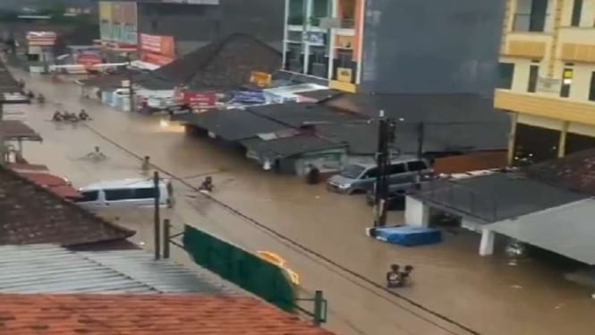 678b1b034123e-banjir-di-kota-bandarlampung_665_374.jpg