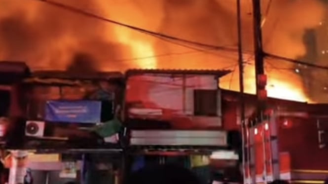 678ef6d205216-kebakaran-kembali-melanda-kemayoran-gempol-170-personel-damkar-berjibaku-padamkan-api.jpeg