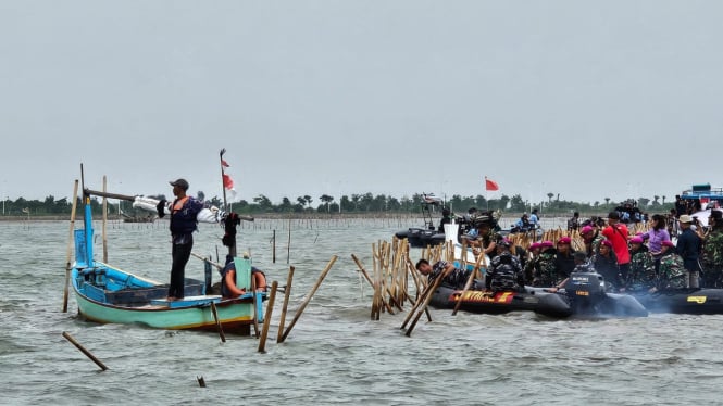 6790cda50ac15-menteri-kkp-sebut-dana-gotong-royong-soal-pembongkaran-pagar-bambu-di-laut-tangerang_6.jpeg