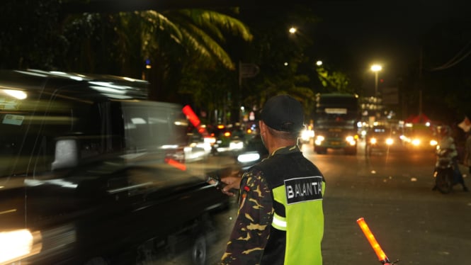 67e84369831ef-jelang-lebaran-posko-mudik-banser-siaga-24-jam_665_374.jpg