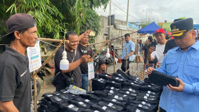 67e97b3ba98f1-momen-wali-kota-depok-borong-dagangan-di-pasar-tumpah-saat-malam-takbir_665_374.jpg