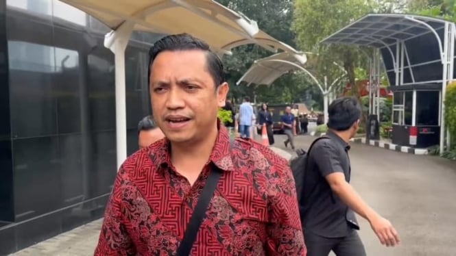 67b83fd59234f-usai-ditahan-ronny-talapessy-langsung-besuk-hasto-di-rutan-kpk-hari-ini-buat-bahas-keg.jpeg
