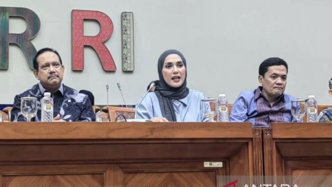 67fd973075b4d-wakil-ketua-komisi-iii-dpr-ri-sari-yuliati-tengah_665_374.jpg