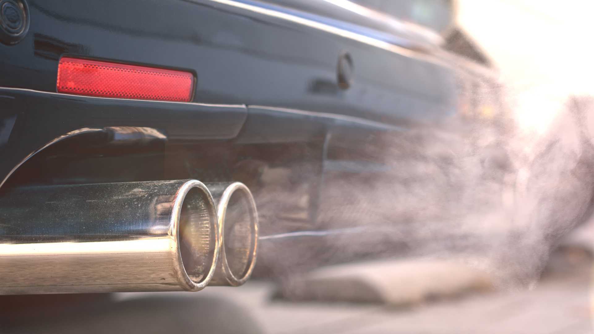 smoky-dual-exhaust-pipes-from-starting-diesel-car.jpg