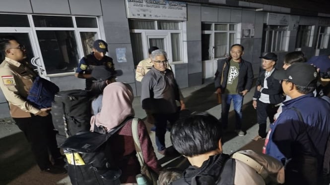 68580ccf5d255-dubes-ri-untuk-iran-rolliansyah-soemirat-bersama-wni-jelang-evakuasi_665_374.jpg