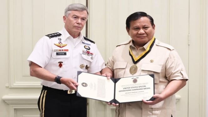 6890e7b757bc4-presiden-prabowo-subianto-menerima-medali-kehormatan-operasi-khusus-as_665_374.jpg