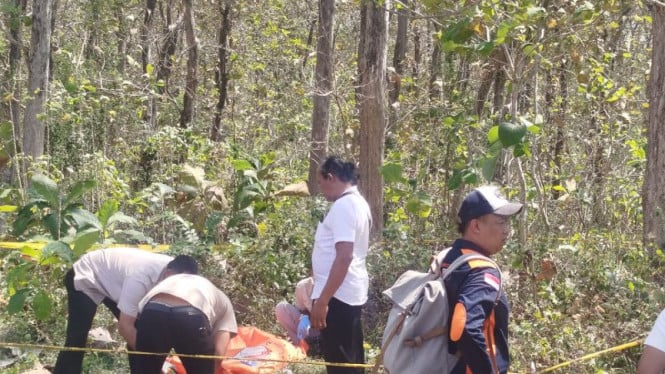 689d1a2e214ad-wanita-pekerja-salon-tewas-di-hutan-jati-dievakuasi-polres-ponorogo_665_374.jpg