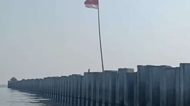 68c22db4b7594-tanggul-beton-cilincing-jakarta-utara-jebol_665_374.jpg